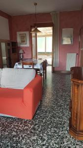 une chambre avec un lit et une table dedans dans l'établissement Ferienhaus In Salò Mit Grill, Terrasse Und Garten, à Salò 22 autres photos