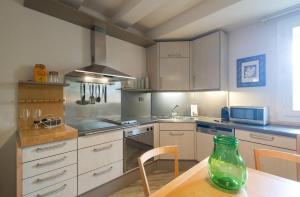a kitchen with a table with a green vase on it at Gemütliche Ferienwohnung Le Volte in Lastra a Signa