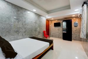 Ένα ή περισσότερα κρεβάτια σε δωμάτιο στο Collection O Karumariamman Temple Thiruverkadu Formerly Sridevi Residency