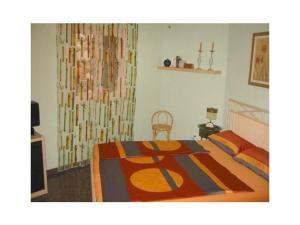 ein Schlafzimmer mit einem Bett und einem Fenster mit einem Vorhang in der Unterkunft Kleines Ferienhaus mit eigener, teils überdachter Terrasse in Alcalá