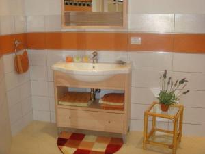 ein Badezimmer mit Waschbecken und Spiegel in der Unterkunft Kleines Ferienhaus mit eigener, teils überdachter Terrasse in Alcalá