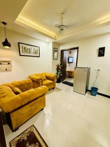een grote woonkamer met 2 banken bij One Bed Luxury Flat Apartment Bahria Town Islamabad in Rawalpindi