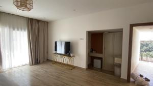 Μια τηλεόραση ή/και κέντρο ψυχαγωγίας στο Wadi Bani Khalid Guest Lodge