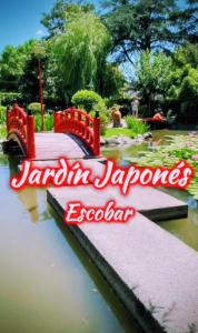 ein Schild für ein japanisches Aquarium in einem Park in der Unterkunft Alquituc Escobar in Belén de Escobar + 15 Fotos