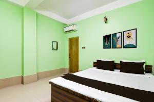 Ένα ή περισσότερα κρεβάτια σε δωμάτιο στο Hotel O Sampad