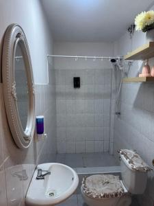 ein Badezimmer mit Waschbecken, Toilette und Spiegel in der Unterkunft Cuzco Lodgement in Lima + 17 Fotos