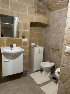 a bathroom with a sink and a toilet at casa Carlos in Bari Palese