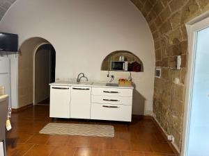 a kitchen with a sink and a microwave at casa Carlos in Bari Palese
