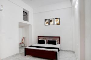 Ένα ή περισσότερα κρεβάτια σε δωμάτιο στο HOTEL O RAMESHWARAM AND BANQUET HALL