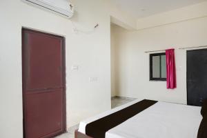 Ένα ή περισσότερα κρεβάτια σε δωμάτιο στο HOTEL O RAMESHWARAM AND BANQUET HALL