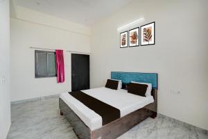 Ένα ή περισσότερα κρεβάτια σε δωμάτιο στο HOTEL O RAMESHWARAM AND BANQUET HALL