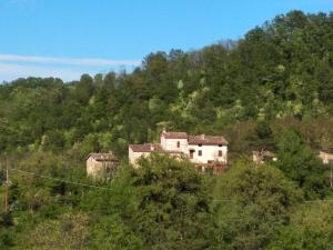 eine Gruppe von Häusern an einem Hang in der Unterkunft Borgofortino in Montefortino