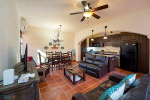 ein Wohnzimmer mit Couch und Küche in der Unterkunft Welcome to Casa Sonrisas, charming and peaceful in Nopoló