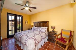 ein Schlafzimmer mit einem Bett, einem Ventilator und einem Stuhl in der Unterkunft Welcome to Casa Sonrisas, charming and peaceful in Nopoló + 25 Fotos