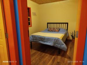 een slaapkamer met een bed in een kamer bij Chalé Emília Costa in Ouro Preto