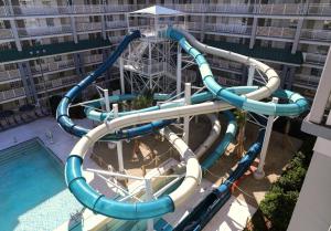 Бассейн в Holiday Inn Resort Orlando Suites - Waterpark by IHG или поблизости +57 фотографий