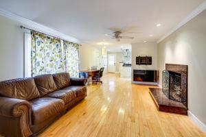 Nhà bếp/bếp nhỏ tại Serene and Spacious! Family-Friendly Catharpin Home