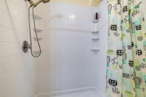 Phòng tắm tại Serene and Spacious! Family-Friendly Catharpin Home +18 ảnh