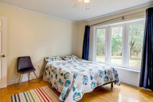 Giường trong phòng chung tại Serene and Spacious! Family-Friendly Catharpin Home