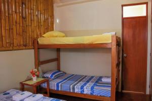una camera con due letti a castello e un letto di Lupita House a Máncora Altre 13 foto