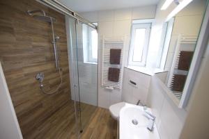 Un baño de Helle Und Moderne Ferienwohnung Mit Terrasse