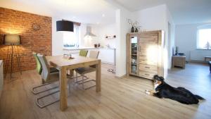 Galería fotográfica de Helle Und Moderne Ferienwohnung Mit Terrasse en Callenberg