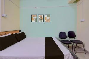 Un dormitorio con una cama y dos sillas. en HOTEL O A.P PALACE, en Dīgha
