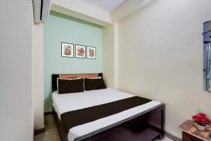 un dormitorio con una cama en una habitación en HOTEL O A.P PALACE, en Dīgha 50 fotos más