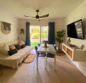 ein Wohnzimmer mit Sofa und Tisch in der Unterkunft Xarraca, excepcional apartamento in Bayahibe