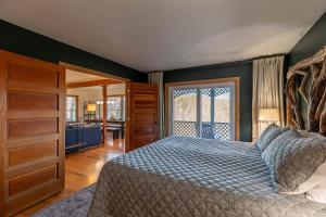 un dormitorio con una cama y un baño en Parkway Hideout, en Boone