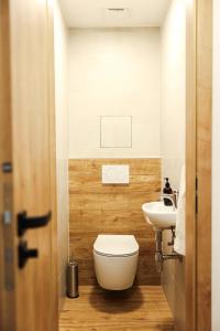 博兹达尔U Božího potoka by Mountain ways的带马桶和水槽的浴室 更多9张照片