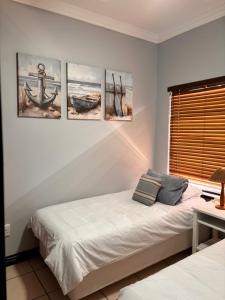 Giường trong phòng chung tại Topanga, Uvongo Margate, South Coast, KZN +18 ảnh