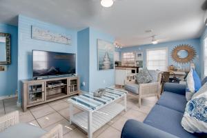 Телевизор и/или развлекательный центр в Road's End - Old Town Garden Villas