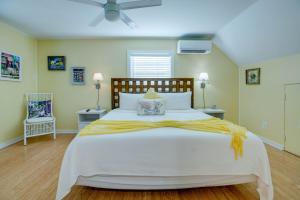 Кровать или кровати в номере Road's End - Old Town Garden Villas