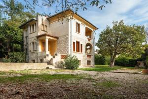 una vecchia casa in mezzo a un cortile di Maison la Nicoise a Vence