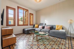 un soggiorno con un divano e un tavolo di Maison la Nicoise a Vence