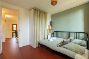 una camera da letto con un letto in una stanza di Maison la Nicoise a Vence