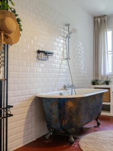 una vecchia vasca in una stanza con un muro di mattoni di Maison la Nicoise a Vence Altre 41 foto