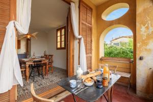 una stanza con un tavolo e una sala da pranzo con un arco di Maison la Nicoise a Vence