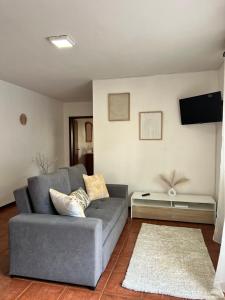 un salon avec un canapé et une table dans l'établissement Meu Quintal Apartaments 1, Calheta Madeira, à Calheta