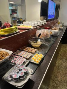 ein Buffet mit vielen verschiedenen Speisen in der Unterkunft Zoom Apartments Hotel in Cordoba