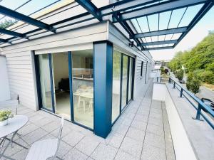 Μπαλκόνι ή βεράντα στο Sunny 2BR Home w private terrace&secure parking