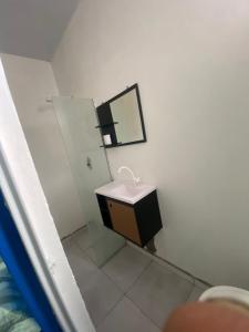 ein Badezimmer mit Waschbecken und Spiegel in der Unterkunft AeroBelém - Apart & Residence in Belém