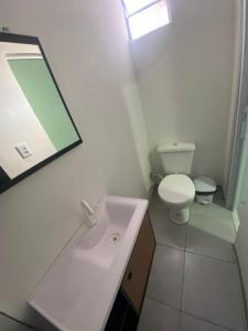 ein weißes Badezimmer mit Waschbecken und Toilette in der Unterkunft AeroBelém - Apart & Residence in Belém + 3 Fotos