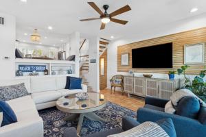 uma sala de estar com um sofá branco e uma TV em 95100 Sandpiper em Fernandina Beach