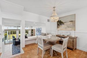 uma sala de jantar com mesa e cadeiras em 95100 Sandpiper em Fernandina Beach