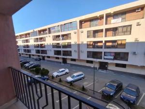 un parking avec des voitures garées devant un bâtiment dans l'établissement Ferval Confort Craiova, à Craiova