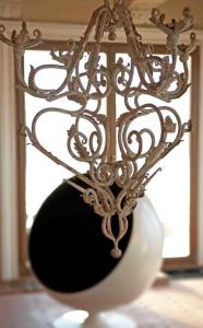 eine Metallvase vor einem Fenster in der Unterkunft Ferienhaus in Volterra mit Terrasse, Grill und gemeinschaftlichem Pool in Volterra