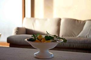 eine Schale mit Obst auf einem Tisch in einem Wohnzimmer in der Unterkunft Ferienhaus in Volterra mit Terrasse, Grill und gemeinschaftlichem Pool in Volterra