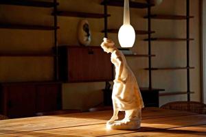 eine Figur einer Person, die auf einem Tisch steht in der Unterkunft Ferienhaus in Volterra mit Terrasse, Grill und gemeinschaftlichem Pool in Volterra